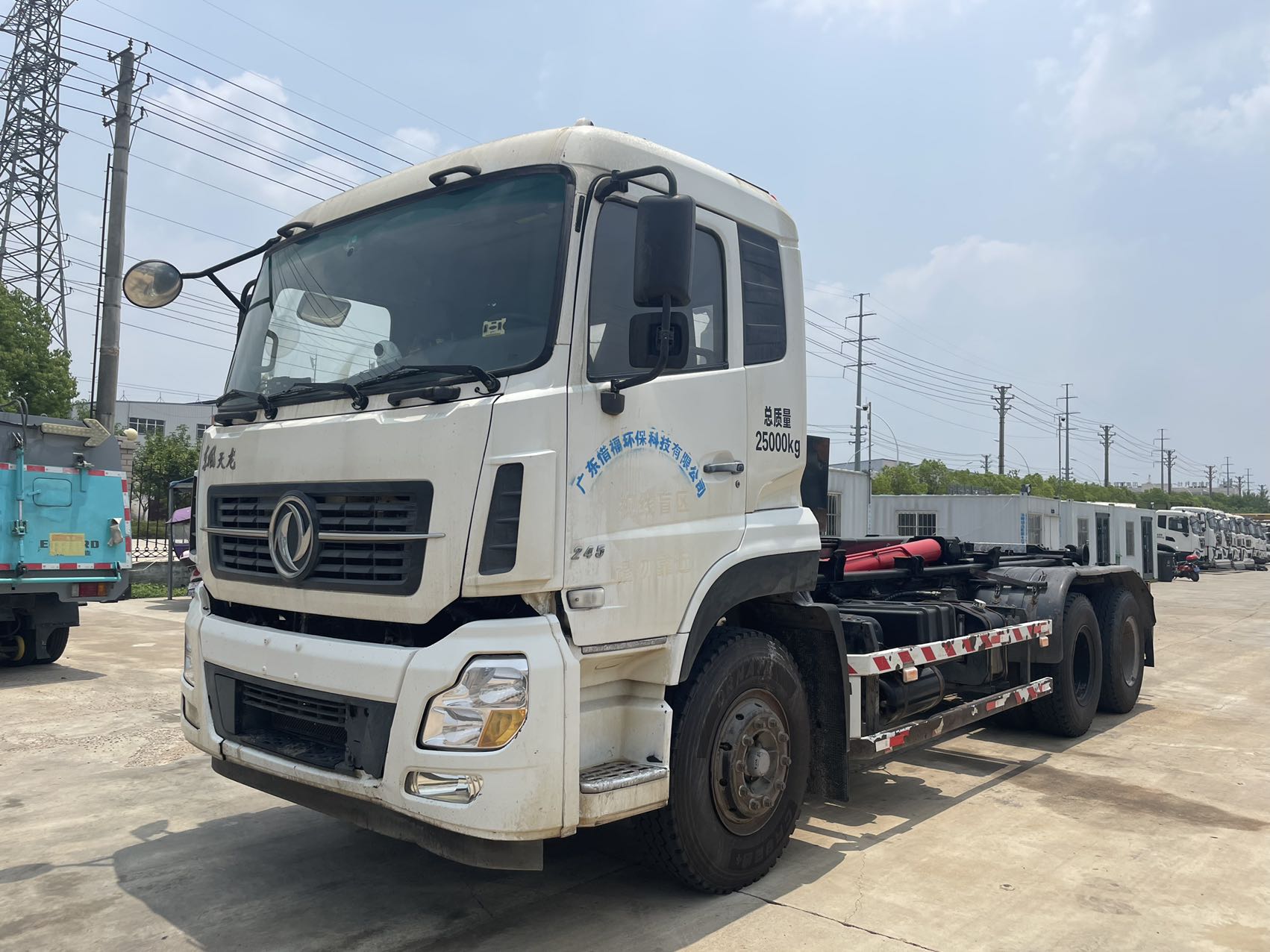 天龍后八輪勾臂(同款2臺(tái)) 2??年份：2019年5月 3??發(fā)動(dòng)機(jī)：康機(jī)245馬力，國(guó)五 4??底盤配置：東風(fēng)天龍底盤，5700軸距，7檔變速箱，1100鋼絲