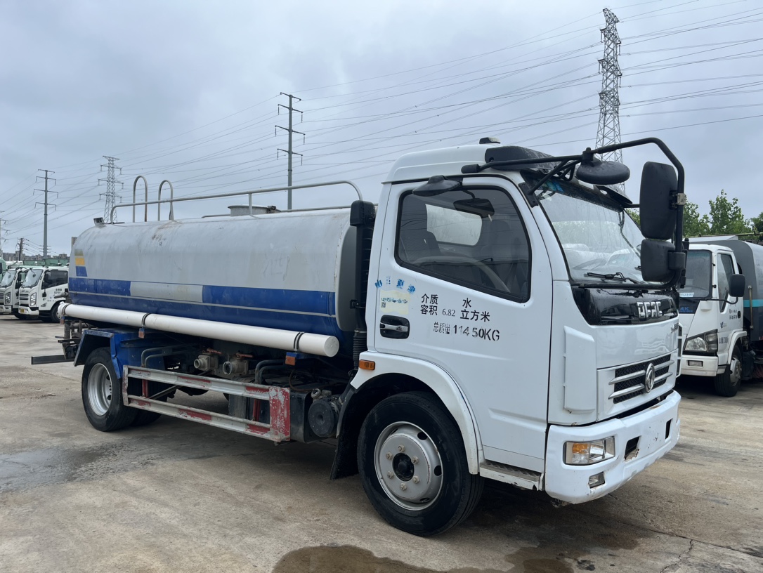 二手10方灑水車 2??年份：2020年5月 3??發(fā)動(dòng)機(jī)：朝柴156馬力，國(guó)五 4??底盤配置：東風(fēng)多利卡底盤，3800軸距，245真空胎，六檔變速箱，備胎未