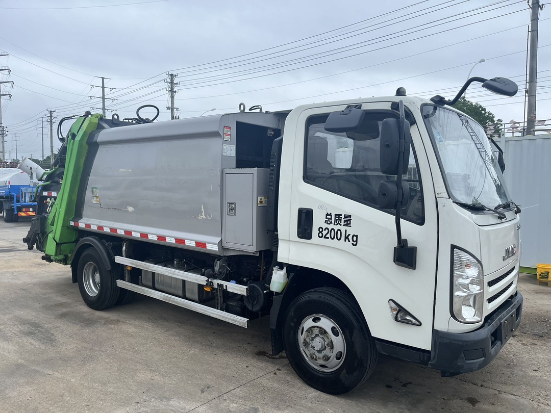 二手國(guó)六中聯(lián)6方壓縮垃圾車 2??年份：2021年5月 3??發(fā)動(dòng)機(jī)：江鈴152馬力，國(guó)六 4??底盤配置：江鈴凱運(yùn)底盤，3360軸距，750鋼絲胎，五檔變速箱