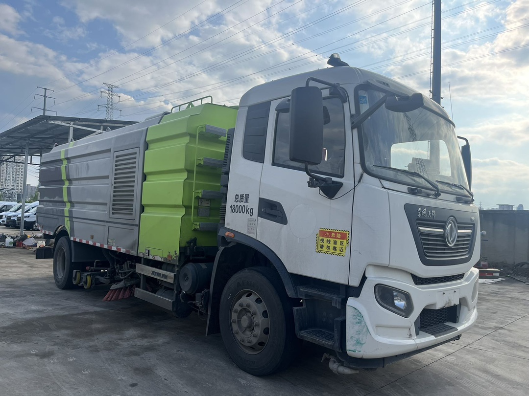 二手中聯(lián)16方洗掃車 2??年份：2021年5月 3??發(fā)動(dòng)機(jī)：康機(jī)230馬力，國(guó)六 3??底盤配置：東風(fēng)天錦底盤，六檔變速箱，5300軸距，275真空胎 4?