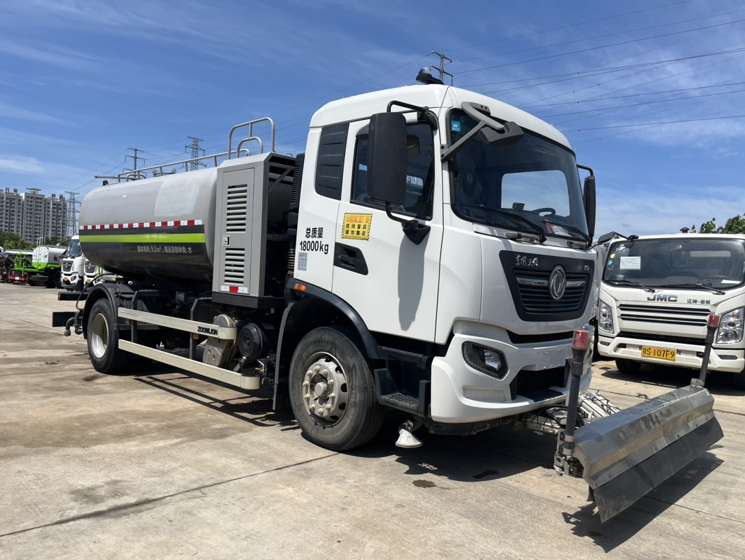 二手國(guó)六東風(fēng)天錦清洗車 2??年份：2021年5月 3??發(fā)動(dòng)機(jī)：康機(jī)230馬力，國(guó)六 4??底盤配置：東風(fēng)天錦底盤，六檔變速箱，4500軸距，275真空胎，