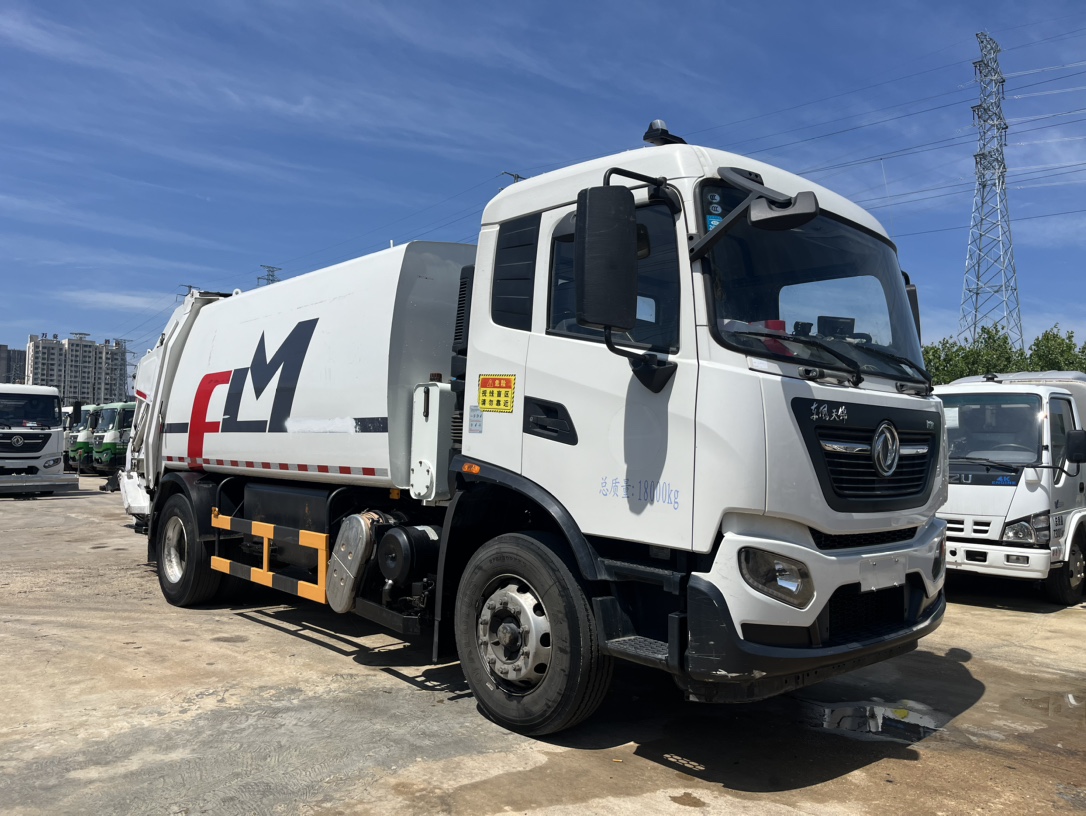 二手福龍馬14方壓縮 2??年份：2021年6月 3??發(fā)動(dòng)機(jī)：康機(jī)230馬力，國(guó)六 4??底盤配置：東風(fēng)天錦底盤，4500軸距，六檔變速箱，275真空胎 5?