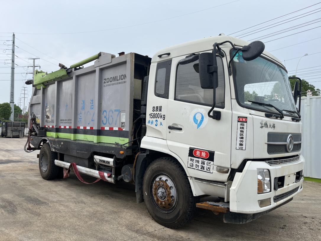 二手中聯(lián)無泄露式壓縮垃圾車 2??年份：2018年1月 3??發(fā)動(dòng)機(jī)：康機(jī)210馬力，國(guó)五 4??底盤配置：東風(fēng)天錦底盤，4500軸距，1000鋼絲胎，六檔變速