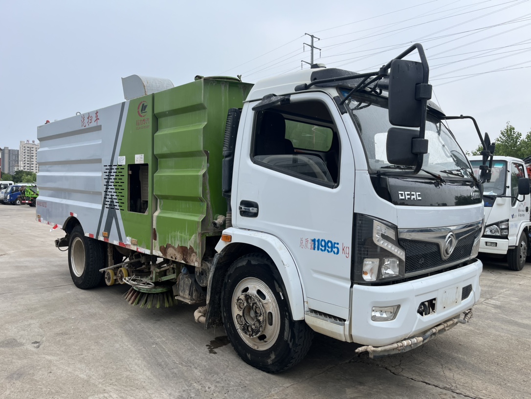 二手國(guó)六8方洗掃 2??年份：2021年4月 3??發(fā)動(dòng)機(jī)：云內(nèi)150馬力，國(guó)六 4??底盤配置：東風(fēng)福瑞卡底盤，3800軸距，825鋼絲胎，六檔變速箱。 5?